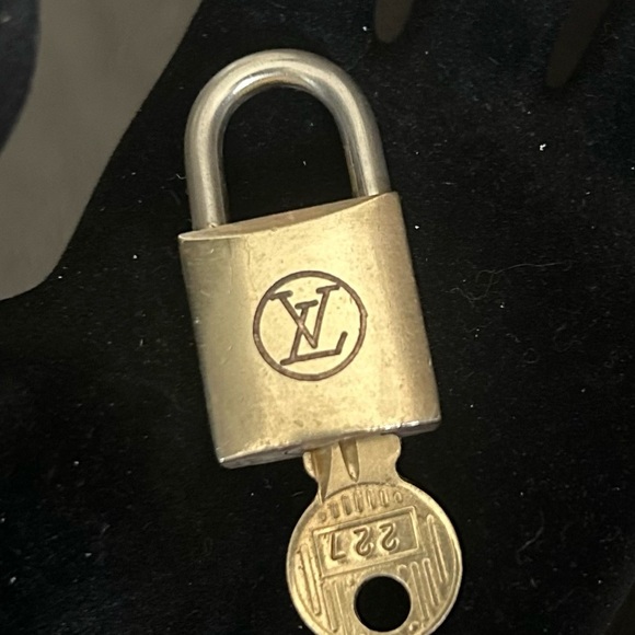 Louis Vuitton 200 series Lock & Key #227 - Picture 1 of 7